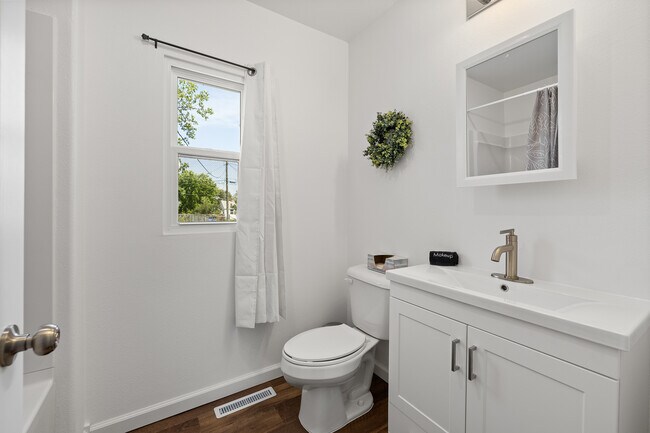 Building Photo - 710 Holcomb Ave