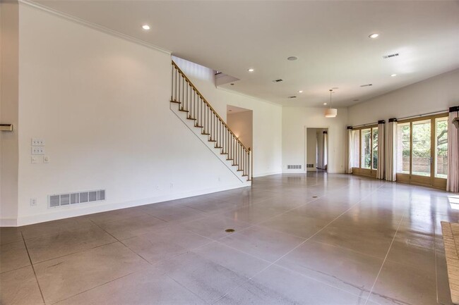 Building Photo - 6615 Willow Ln