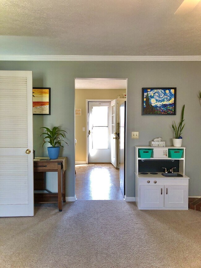 Building Photo - COMING SOON... Split-Level 3Bed/2Bath in H...