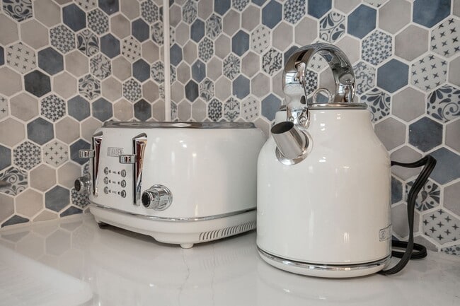 Building Photo - 3 BED 1 BATH SINGLE FAMILY HOME IN BEAUTIFUL LAKEWOOD!