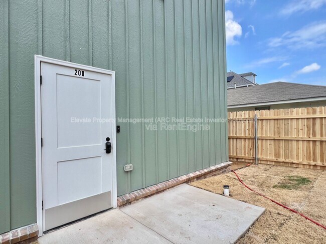 Building Photo - 216 E Hurd St