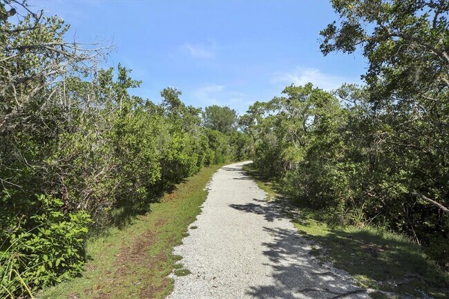 Building Photo - 1719 Starling Dr