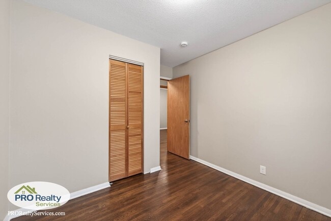 Building Photo - Recently Remodeled 3 Bedroom Home