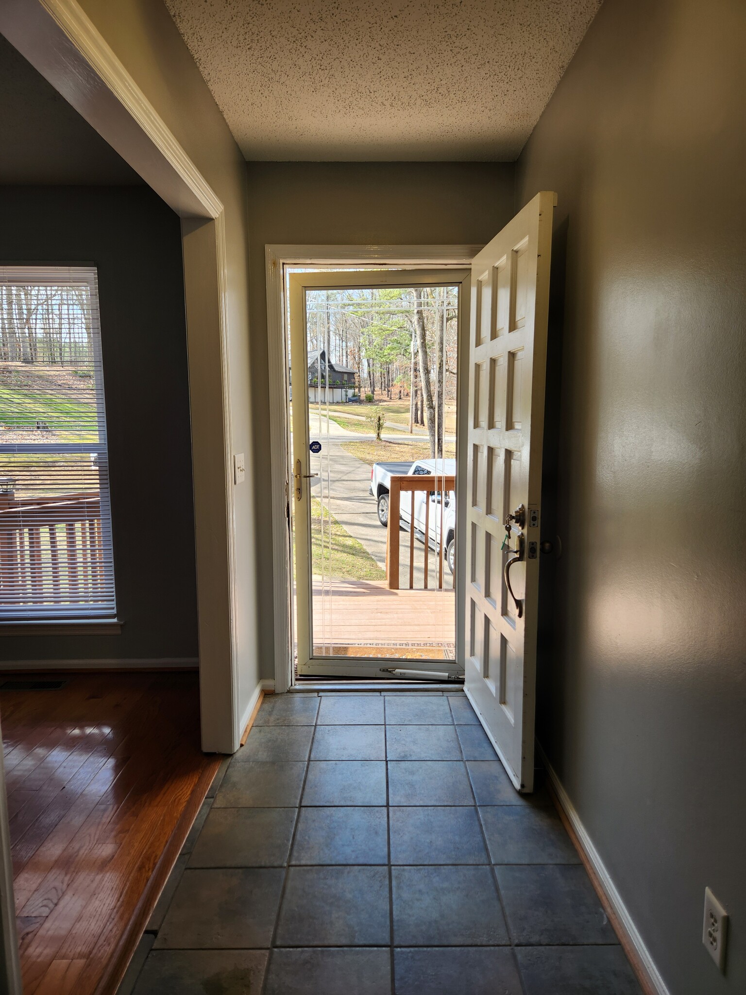 Entrance hallway - 1230 Dunham Ln