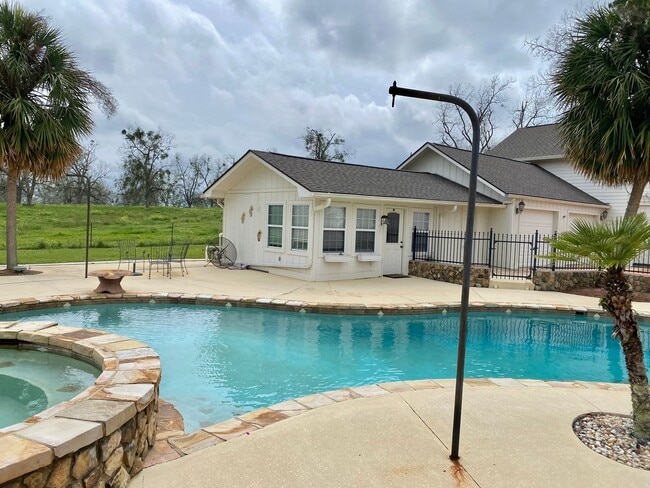Building Photo - 1407 Camellia Dr