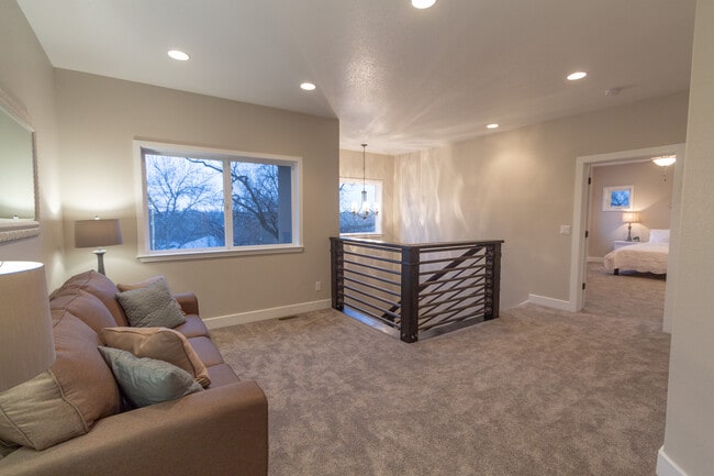 Building Photo - 724 N Walnut St