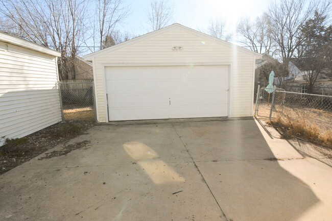 Building Photo - Cute pet friendly home with fenced yard!