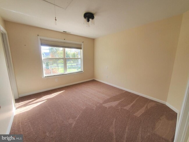 Building Photo - 5 Bandcroft Dr