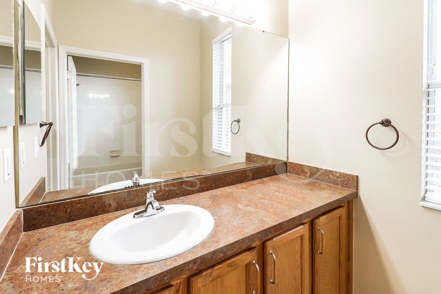 Building Photo - 7820 Riverwood Oaks Dr