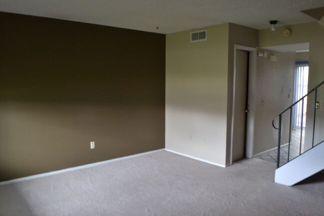 Building Photo - Spacious 2-Bedroom Condo