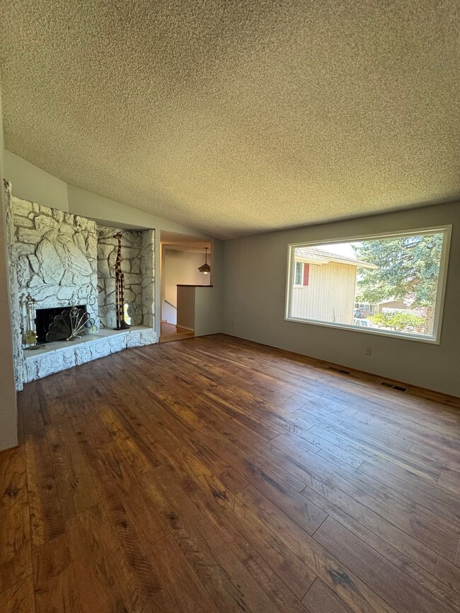 Building Photo - 3 bed 2 bath house with 2 car garage in great area!