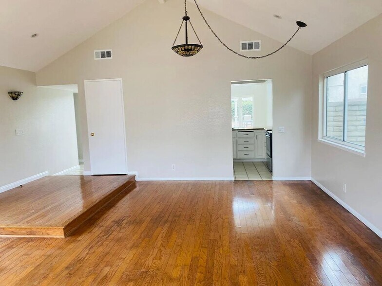 Building Photo - 4470 Avenida Granada