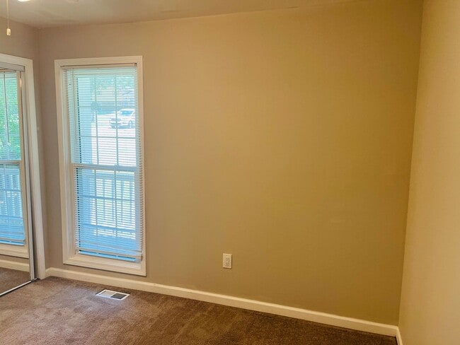Building Photo - Beautiful 3 bedroom, 3 bathroom with large...