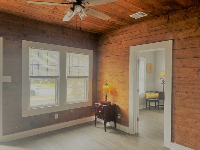 Building Photo - 715 W Hollywood Ave