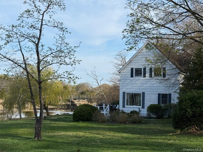 Building Photo - 329 Centre Island Rd