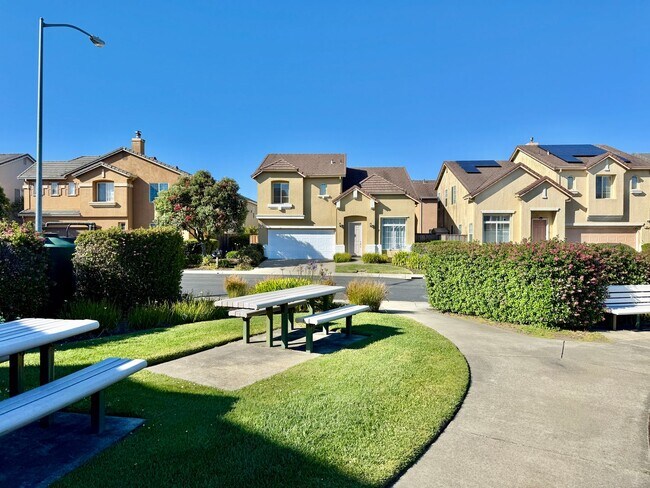 Building Photo - Renovated Coastal Home with NEW Kitchen and a Spacious Layout