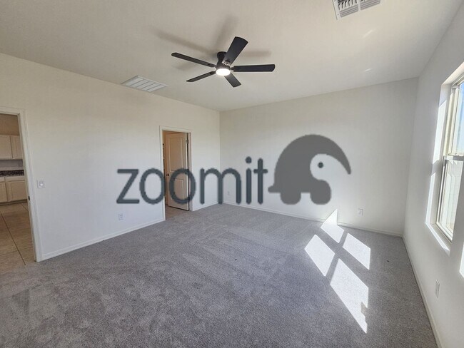 Building Photo - BEAUTIFUL HOME 4 BEDROOMS 3 BATHS!