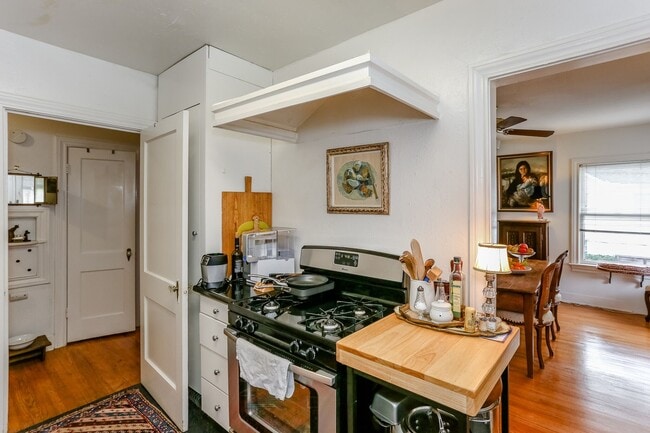 Building Photo - 1740 Banks St