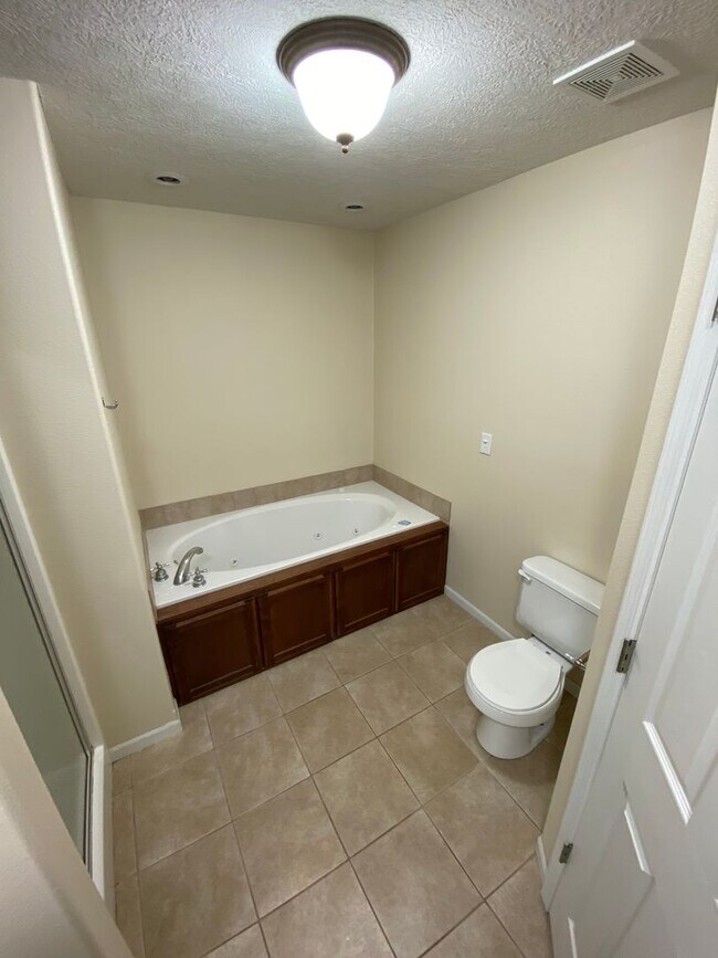 Building Photo - Available November 5, 2024! Call Watson & ...