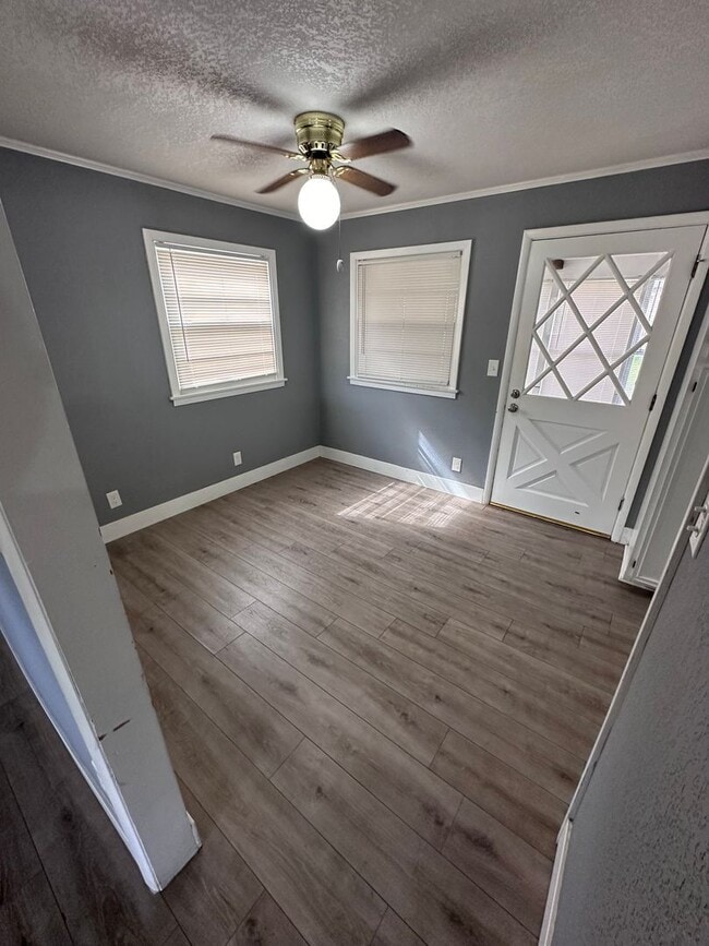 Building Photo - $1445 - 3 bedroom/ 1.5 bathroom - Beautifu...