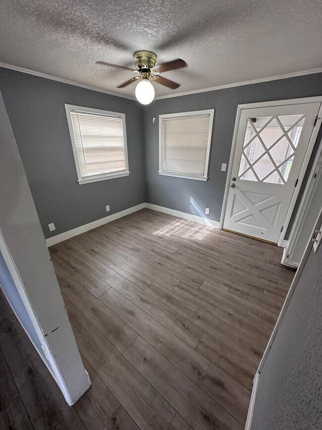 Building Photo - $1495 - 3 bedroom/ 1.5 bathroom - Beautifu...