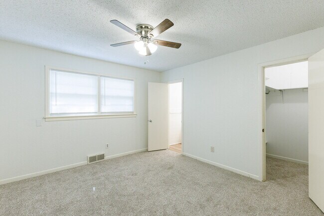 Building Photo - Cute House Convenient to Campus, Shopping,...