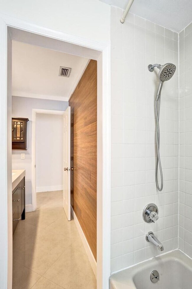 Building Photo - Boca Raton Beautifully Updated 4 Bedroom Pool Home