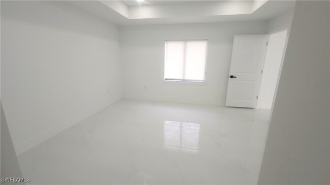 Building Photo - 915 Panda Dr