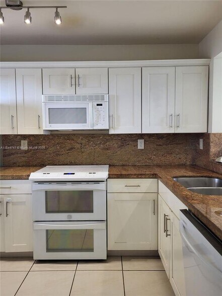 Building Photo - 10155 NW 9th St Cir