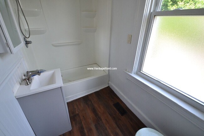 Building Photo - 529 Hawthorne Ave