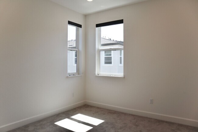 Building Photo - Gorgeous 3-story Townhome Available for Re...