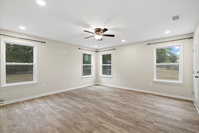 Building Photo - AVAILABLE 9/19!! 3bed/2bath with flex spac...
