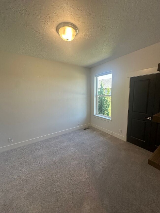 Building Photo - Riverstone: Gated Community, Pond Access i...