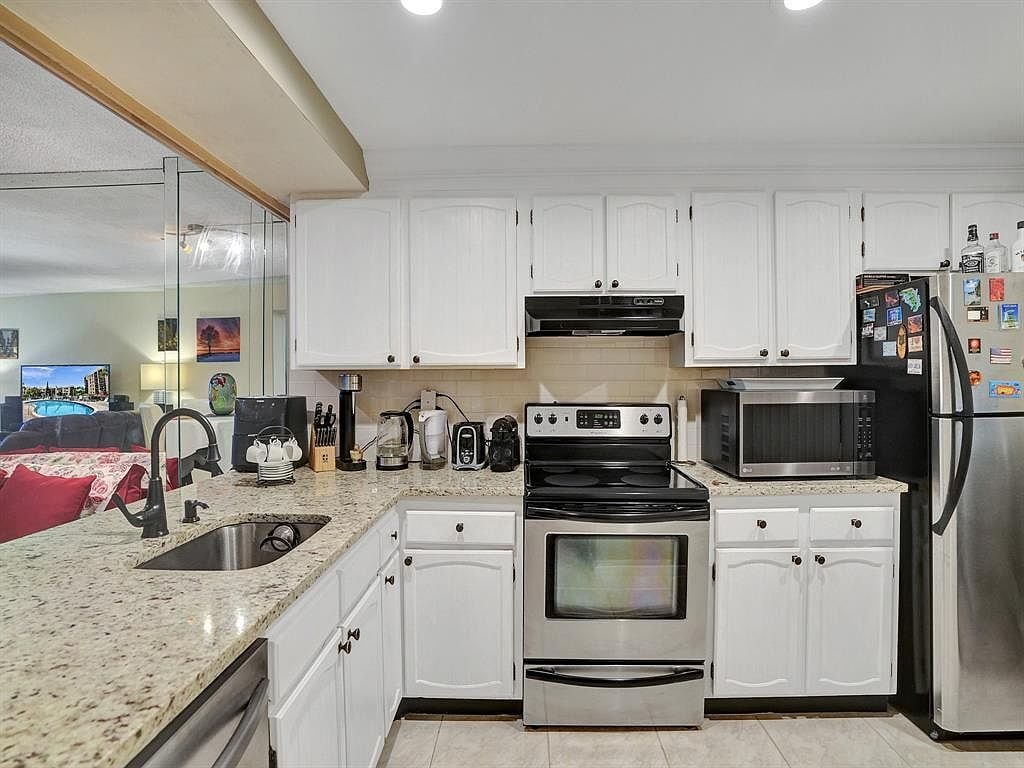 Building Photo - 12 Royal Palm Way