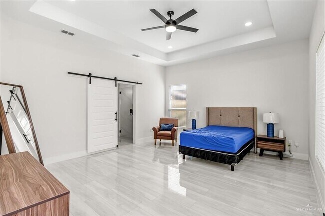 Building Photo - 13 E La Pointe Ave