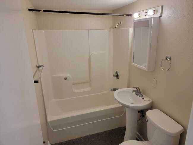 Building Photo - 925-927 Flood St