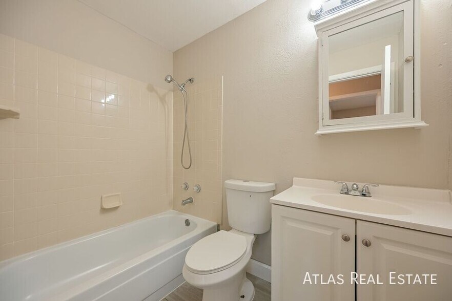Building Photo - 14955 E Columbia Dr