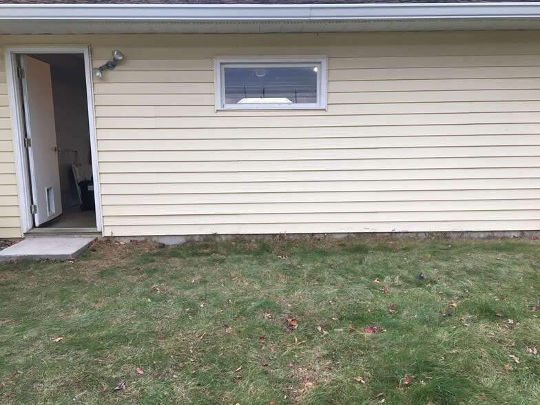 Building Photo - 3991 Whiting Ln NE