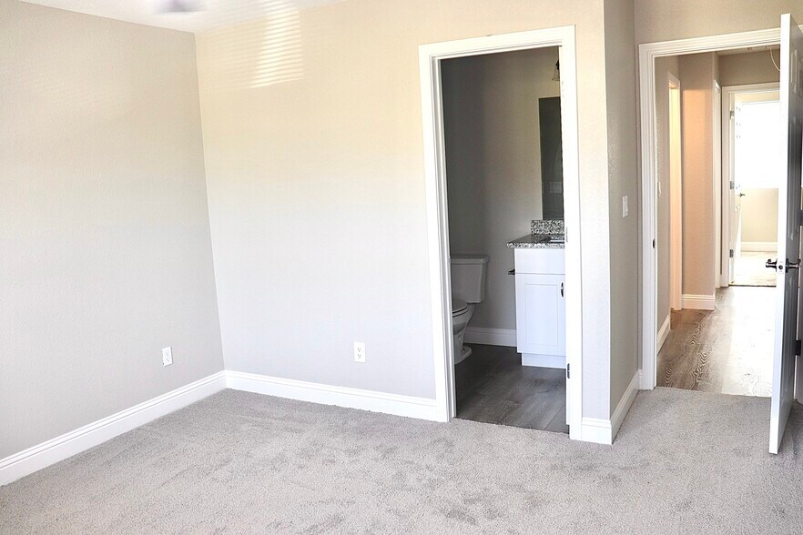 Owner's suite - 5824 Grayson St