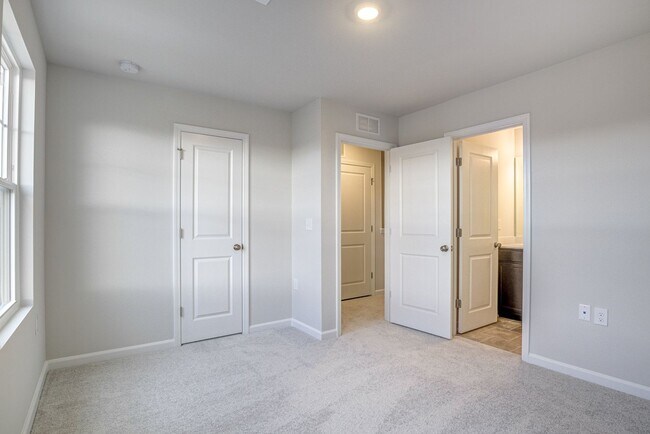 Building Photo - 2437 Kasota Ln
