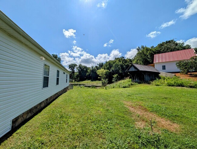 Building Photo - Country Living!!!   Farm Life!!