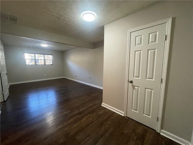 Building Photo - 3015 Cascade Manor Dr