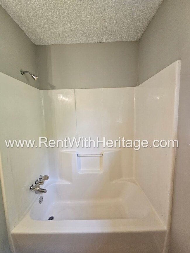 Building Photo - Gorgeous 5 bedroom/ 3 bath/ Upgrades Galor...