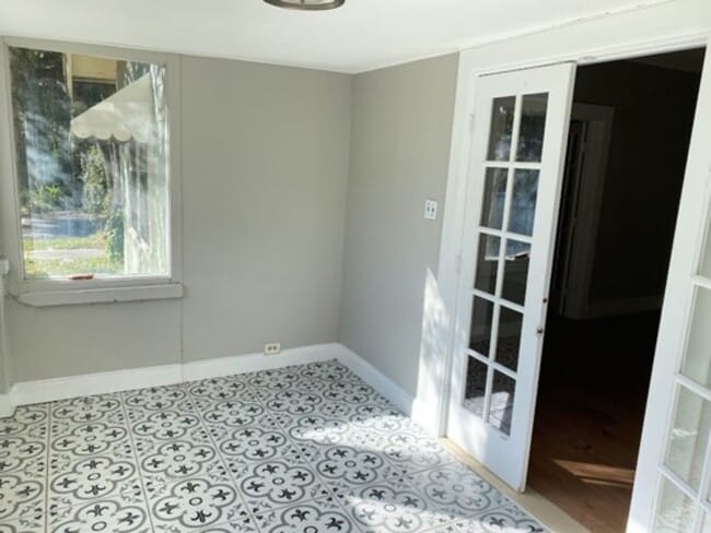 Building Photo - Charming Home - A Must See!