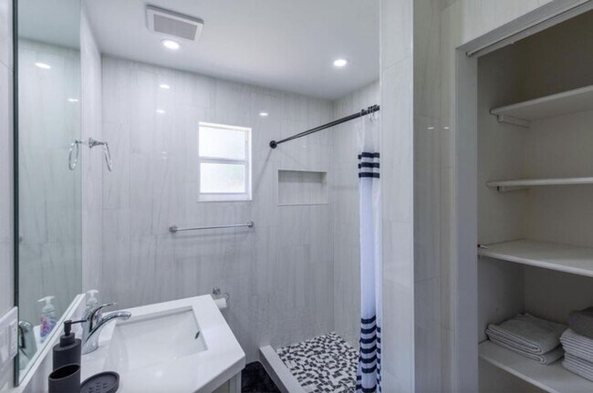 Building Photo - 16932 Aintree Dr W