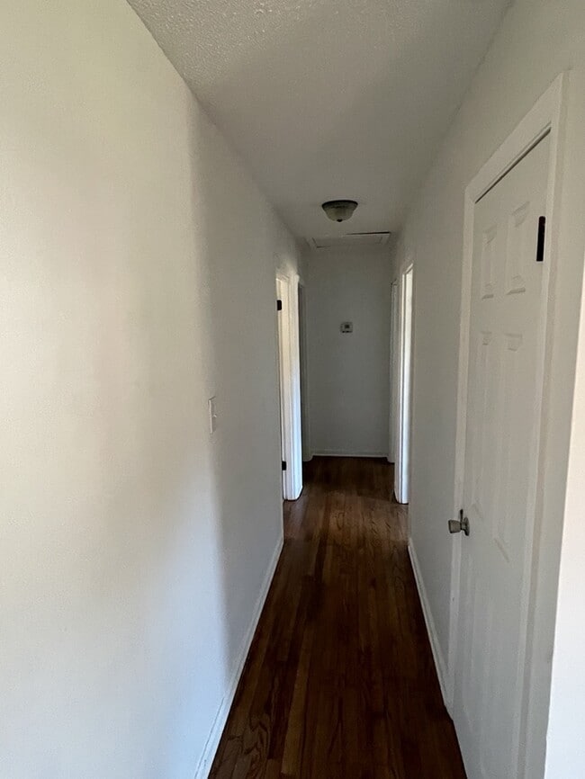 Building Photo - 3 Bedroom 1 Bathroom