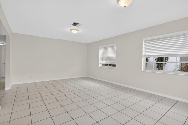 Building Photo - 536 SE 20th Ave