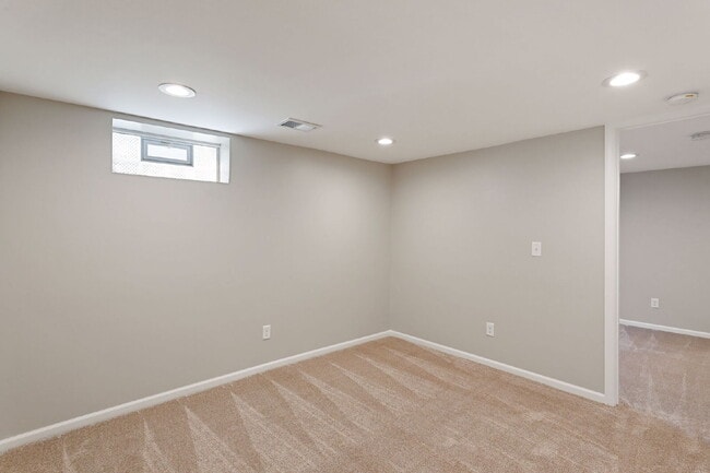 Building Photo - Spacious 4BR/2BA Duplex — Available August...