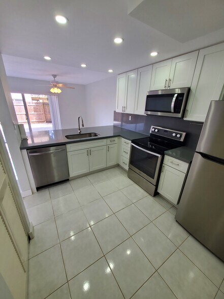 Building Photo - 3652 SW 60th Ter