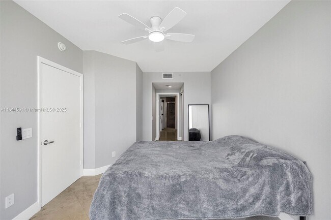 Building Photo - 4775 Collins Ave